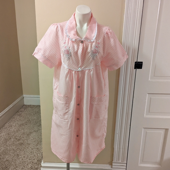 Lati Fashion pink with floral embroidery nightgown/housecoat size XL - Picture 1 of 8